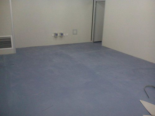 PVC塑膠地板應用與批發指南 達縣、涪城地膠及機房防滑地膠解析